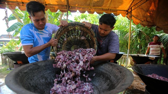 Warga memasak kuah beulangong  atau gulai kari daging di desa Meunasah Gla, kabupaten Aceh Besar, Aceh, Sabtu (6/9/2025). Memasak kuah beulangong atau gulai kari daging secara gotong royong yang kemudian dibagi-bagikan kepada warga, fakir miskin dan anak yatim merupakan tradisi masyarakat dalam memeriahkan peringatan hari kelahiran Nabi Muhammad SAW  ANTARA FOTO/Ampelsa/foc.
