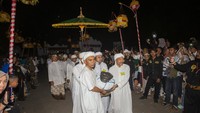 Sejumlah abdi dalem membawa sesaji saat tradisi Panjang Jimat di Keraton Kasepuhan, Cirebon, Jawa Barat, Jumat (5/9/2025). Foto: ANTARA FOTO/Dedhez Anggara