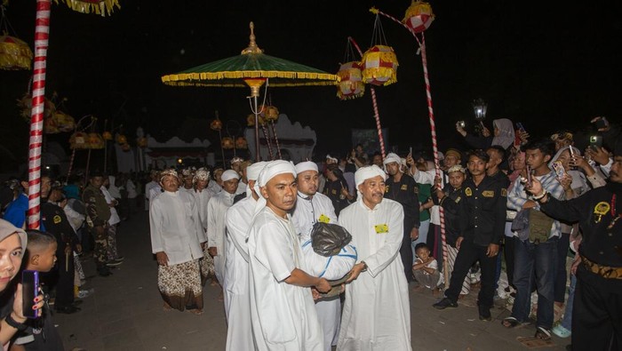 Sejumlah abdi dalem membawa sesaji saat tradisi Panjang Jimat di Keraton Kasepuhan, Cirebon, Jawa Barat, Jumat (5/9/2025). Tradisi Panjang Jimat digelar Keraton Kasepuhan dengan menggelar doa bersama dan pembacaan kitab Barzanji untuk memperingati Maulid Nabi Muhammad SAW. ANTARA FOTO/Dedhez Anggara/nz.