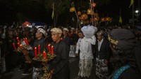 Tradisi Panjang Jimat digelar Keraton Kasepuhan dengan menggelar doa bersama dan pembacaan kitab Barzanji untuk memperingati Maulid Nabi Muhammad SAW. Foto: ANTARA FOTO/Dedhez Anggara