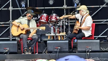 Duet Ebiet G Ade dengan Iwan Fals meriiahkan pembukaan Pestapora 2025. Foto: Adi Fida Rahman/detikINET