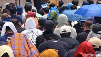 Momen spesial Sholat Jumat dengan khotib dan imam Rhoma Irama. Foto: Adi Fida Rahman/detikINET