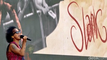 Slank menghentak panggung dengan membawakan lagu milik Sal Priadi. Foto: Adi Fida Rahman/detikINET