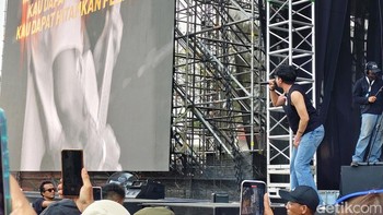 Juicy Luicy membawakan lagu Peterpan. Foto: Adi Fida Rahman/detikINET