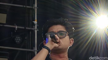 Memotret Julian vokalis Juicy Luicy pakai mode 10x dari depan panggung. Foto: Adi Fida Rahman/detikINET