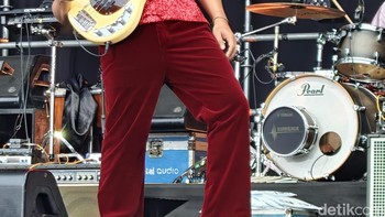 Aksi Dendy Jawa Soekarno, pemain bass dari Maliq & DEssentials saat memainkan lagu karya Rhoma Irama. Foto: Adi Fida Rahman/detikINET