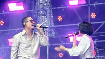 Angga dan Indah Maliq & DEssentials melantukan lagu Judi. Foto: Adi Fida Rahman/detikINET