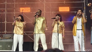 Backing vocal Maliq & DEssentials tampil tak kalah energik. Foto: Adi Fida Rahman/detikINET