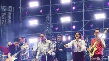 Duet Maliq & DEssentials dan Rhoma Irama bikin penonton bernyanti dan berjoget. Foto: Adi Fida Rahman/detikINET