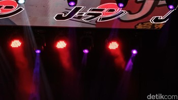 DetikINET menjajal kemampuan zoom 10x Vivo V60 saat JRock memainkan lagu RAN. Foto: Adi Fida Rahman/detikINET