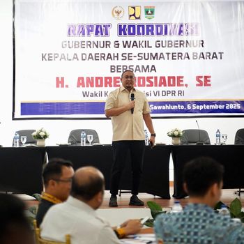Wakil Ketua Komisi VI DPR RI dari F-Gerindra Andre Rosiade menginisiasi rapat bersama gubernur dan wakil gubernur beserta seluruh kepala daerah se-Sumbar. (dok Istimewa)