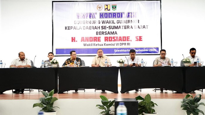 Wakil Ketua Komisi VI DPR RI dari F-Gerindra Andre Rosiade menginisiasi rapat bersama gubernur dan wakil gubernur beserta seluruh kepala daerah se-Sumbar. (dok Istimewa)