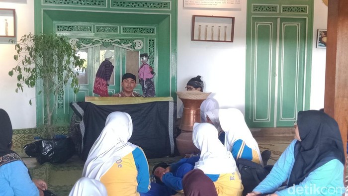 Pentas wayang botol dan pembuatan wayang di Sanggar Rojolele Desa Delanggu, Klaten.