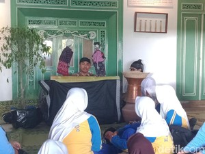 Serunya Edukasi Daur Ulang Sampah Lewat Pentas Wayang Botol