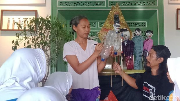 Pentas wayang botol dan pembuatan wayang di Sanggar Rojolele Desa Delanggu, Klaten.