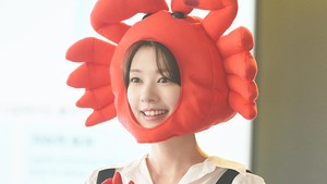 Yoo Mary mau melakukan apa aja demi bisnisnya termasuk tampil dengan kostum kepiting demi menyabet kontrak kerja dengan klien. (Foto: dok. SBS)