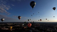 Penonton pun berkesempatan melihat beragam balon dengan desain unik, mulai dari warna-warni cerah hingga bentuk kreatif yang memukau. REUTERS/David W Cerny
