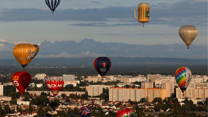 Langit Hradec Kralove, Republik Ceko, dipenuhi warna-warni pada Sabtu (6/9/2025) saat festival balon udara 2025 digelar dengan tema “80 Balon di atas Hradec Kralove”. Ratusan pengunjung menyaksikan pemandangan menakjubkan ketika 80 balon udara panas lepas landas, melayang tinggi di atas kota. REUTERS/David W Cerny