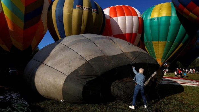 Langit Hradec Kralove, Republik Ceko, dipenuhi warna-warni pada Sabtu (6/9/2025) saat festival balon udara 2025 digelar dengan tema “80 Balon di atas Hradec Kralove”. Ratusan pengunjung menyaksikan pemandangan menakjubkan ketika 80 balon udara panas lepas landas, melayang tinggi di atas kota. REUTERS/David W Cerny