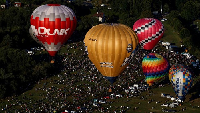 Langit Hradec Kralove, Republik Ceko, dipenuhi warna-warni pada Sabtu (6/9/2025) saat festival balon udara 2025 digelar dengan tema “80 Balon di atas Hradec Kralove”. Ratusan pengunjung menyaksikan pemandangan menakjubkan ketika 80 balon udara panas lepas landas, melayang tinggi di atas kota. REUTERS/David W Cerny