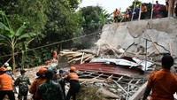 Majelis Taklim Asobiyah yang baru selesai dibangun sebulan lalu ambruk sekitar pukul 08:30 WIB saat umat sedang menggelar peringatan Maulid Nabi Muhammad SAW. ANTARA FOTO/Arif Firmansyah