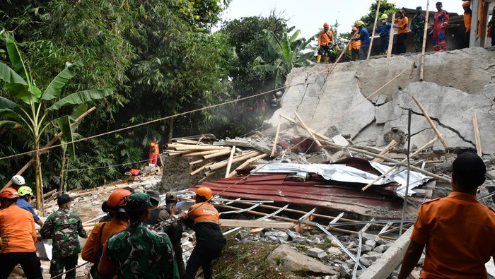Warga bersama anggota keluarga menurunkan jenazah korban dari mobil ambulans setelah Majelis Taklim Asobiyah ambruk di Kampung Sukamakmur RT 05/04, Kecamatan Ciomas, Kabupaten Bogor, Jawa Barat, Minggu (7/9/2025). Majelis taklim berlantai dua yang baru satu bulan selesai dibangun itu sekitar pukul 08:30 WIB ambruk saat umat menggelar peringatan Maulid Nabi Muhammad SAW sehingga mengakibatkan tiga warga meninggal dunia dan sedikitnya 56 warga mengalami luka-luka tertimpa bangunan. ANTARA FOTO/Arif Firmansyah