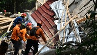 Penyelidikan awal mengungkap bahwa struktur bangunan mungkin belum sepenuhnya aman untuk menampung jumlah jamaah yang hadir. Warga sekitar dan keluarga korban menyatakan duka mendalam atas peristiwa tragis ini. ANTARA FOTO/Arif Firmansyah