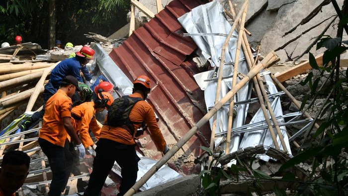 Ambruk Saat Maulid, Majelis Taklim Bogor Tewaskan 3 Warga dan Lukai Puluhan Warga bersama anggota keluarga menurunkan jenazah korban dari mobil ambulans setelah Majelis Taklim Asobiyah ambruk di Kampung Sukamakmur RT 05/04, Kecamatan Ciomas, Kabupaten Bogor, Jawa Barat, Minggu (7/9/2025). Majelis taklim berlantai dua yang baru satu bulan selesai dibangun itu sekitar pukul 08:30 WIB ambruk saat umat menggelar peringatan Maulid Nabi Muhammad SAW sehingga mengakibatkan tiga warga meninggal dunia dan sedikitnya 56 warga mengalami luka-luka tertimpa bangunan. ANTARA FOTO/Arif Firmansyah