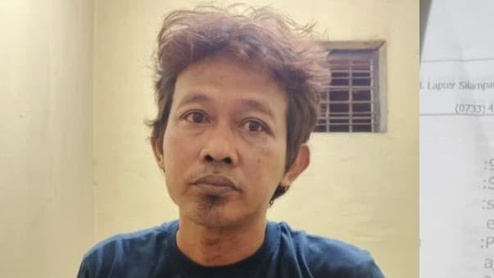 Tampang johan yang aniaya istri dan anaknya saat diamankan polisi