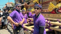 Antonio Blanco Junior mengunggah foto-foto saat dirinya turut dalam upacara pelebon untuk mendiang Cokorda Niti Yadnya. Antonio memakai polo berwarna ungu sama seperti dengan pengangkat lembu raksasa lainnya, serta udeng dan kamen. Foto: Instagram @antonioblancojr
