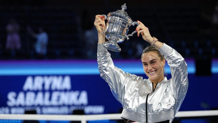 Tennis - U.S. Open - Flushing Meadows, New York, United States - September 6, 2025 Belarus Aryna Sabalenka celebrates with the trophy after winning the womens singles final REUTERS/Mike Segar     TPX IMAGES OF THE DAY