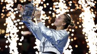 Petenis nomor satu dunia, Aryna Sabalenka, mengangkat trofi setelah sukses mempertahankan gelar juara US Open, menaklukkan Amanda Anisimova di partai final yang digelar di Arthur Ashe Stadium, New York, Amerika Serikat, Minggu (7/9/2025) pagi WIB. REUTERS/Mike Segar