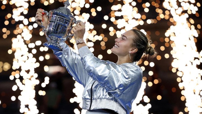 Aryna Sabalenka Kembali Angkat Trofi US Open, Juara Dua Tahun Beruntun Petenis nomor satu dunia, Aryna Sabalenka, kembali menunjukkan dominasinya di pentas tenis dunia. Sabalenka sukses mempertahankan gelar juara US Open setelah menaklukkan Amanda Anisimova di partai final yang digelar di Arthur Ashe Stadium, New York, Amerika Serikat, Minggu (7/9/2025) pagi WIB. REUTERS/Mike Segar