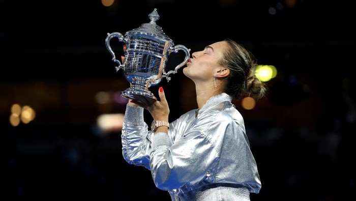 Petenis nomor satu dunia, Aryna Sabalenka, kembali menunjukkan dominasinya di pentas tenis dunia. Sabalenka sukses mempertahankan gelar juara US Open setelah menaklukkan Amanda Anisimova di partai final yang digelar di Arthur Ashe Stadium, New York, Amerika Serikat, Minggu (7/9/2025) pagi WIB. REUTERS/Mike Segar