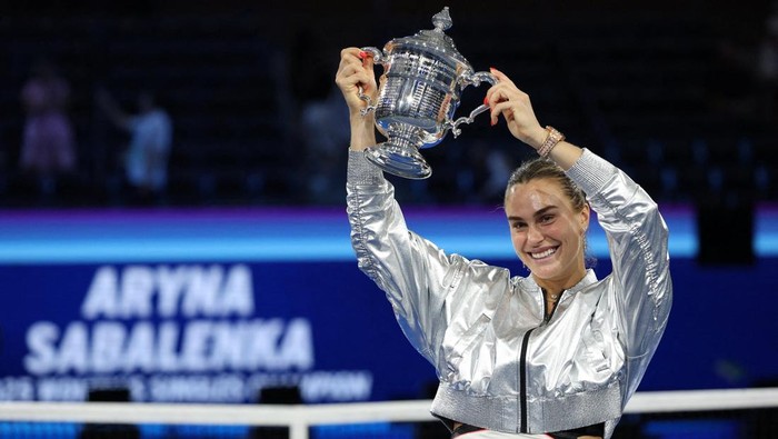 Petenis nomor satu dunia, Aryna Sabalenka, kembali menunjukkan dominasinya di pentas tenis dunia. Sabalenka sukses mempertahankan gelar juara US Open setelah menaklukkan Amanda Anisimova di partai final yang digelar di Arthur Ashe Stadium, New York, Amerika Serikat, Minggu (7/9/2025) pagi WIB. REUTERS/Mike Segar