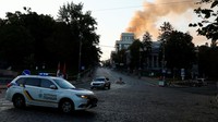 Serangan ini menghantam kawasan pusat kota, termasuk gedung kantor pemerintahan, dan memicu kebakaran besar yang membuat situasi semakin mencekam. REUTERS/Valentyn Ogirenko
