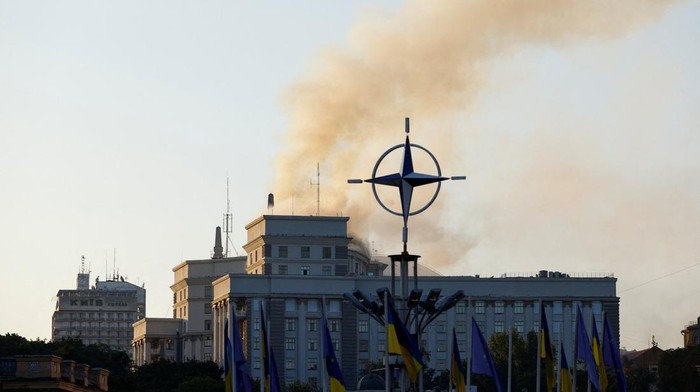Asap hitam pekat membubung tinggi di langit Kyiv setelah ibu kota Ukraina digempur serangan drone dan rudal Rusia pada Minggu (7/9/2025). Serangan ini menghantam kawasan pusat kota, termasuk gedung kantor pemerintahan, dan memicu kebakaran besar yang membuat situasi semakin mencekam. REUTERS/Valentyn Ogirenko