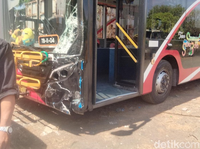 Bis dan Mobil yang Terlibat Kecelakaan
