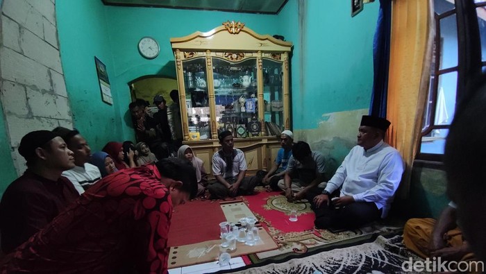 Bupati Bogor Rudy Susmanto melayat ke rumah tiga korban tewas ambruknya mushola di Desa Sukamakmur, Ciomas, Kabupaten Bogor, Minggu (7/9/2025)