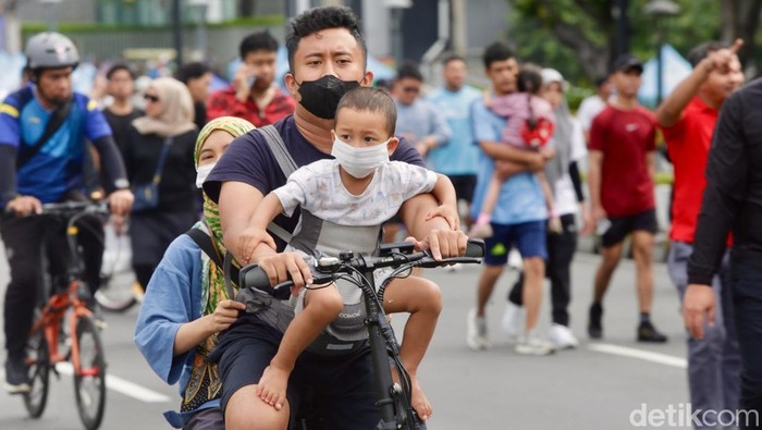 Suasana Hari Bebas Kendaraan Bermotor (HBKB) atau Car Free Day di kawasan Jalan Sudirman, Jakarta, kembali dipadati warga pada Minggu (7/9/2025). Ribuan masyarakat terlihat antusias berolahraga, berjalan santai, hingga sekadar menikmati udara pagi di sepanjang jalur protokol ibu kota.