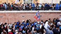 Dalam upacara yang dihadiri puluhan ribu umat dari berbagai negara, Carlo Acutis dikanonisasi bersama Pier Giorgio Frassati, sosok muda Katolik Italia yang dikenal karena dedikasinya pada kaum miskin dan perjuangan sosial. Kedua figur ini dipandang sebagai teladan iman dan semangat kaum muda Katolik di era modern. REUTERS/Matteo Minnella
