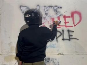 Tembok Jadi Korban Vandalisme, Begini Cara Bersihkan Coretan Cat Semprot