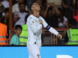Momen Ronaldo Kesal hingga Dorong Fans yang Minta Swafoto