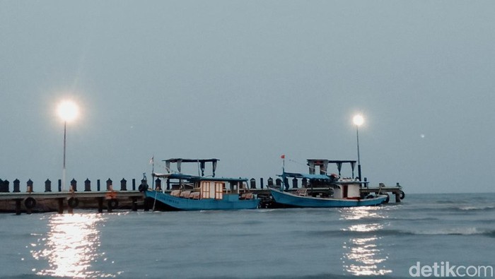 Dua perahu di objek wisata Balongan Indah, Kabupaten Indramayu