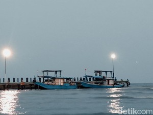 Nikmati Keindahan Laut Indramayu dengan Perahu Wisata di Bali 2