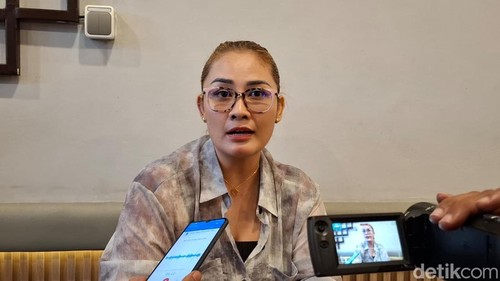 Ferry Anggi Widodo, istri Mokris Lay.