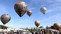 Warga yang hadir tak hanya menikmati pemandangan indah, tetapi juga berkesempatan membeli produk lokal yang dipamerkan di area festival. ANTARAFOTO/Adiwinata Solihin