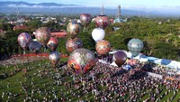 Ribuan warga tampak antusias menyaksikan balon udara beraneka warna dan ukuran yang menghiasi langit biru. ANTARAFOTO/Adiwinata Solihin