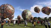 Sejumlah balon udara bersiap untuk diterbangkan di lapangan Sport Centre Limboto, Kabupaten Gorontalo, Gorontalo, Minggu (7/9/2025). ANTARAFOTO/Adiwinata Solihin