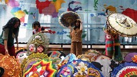 Ajang tahunan ini tidak hanya menjadi panggung seni dan budaya, tetapi juga diharapkan mampu memberi dampak ekonomi yang signifikan. Penyelenggara menargetkan kehadiran hingga 27.000 wisatawan dengan perputaran uang mencapai Rp1 miliar. Target tersebut ditopang dengan partisipasi ratusan UMKM lokal yang memamerkan produk unggulan mereka, mulai dari kuliner, kerajinan tangan, hingga fesyen khas nusantara. ANTARA FOTO/Maulana Surya